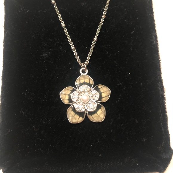 Lia Sophia Flower necklace - Picture 2 of 2